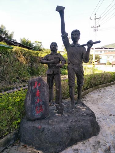 乡村雕像,凝固的历史记忆，唤醒的乡愁情怀