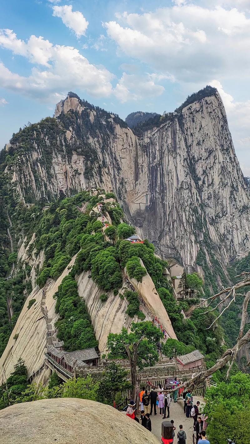 凭栏远眺，尽赏天地间无穷美景_走进中国著名景点