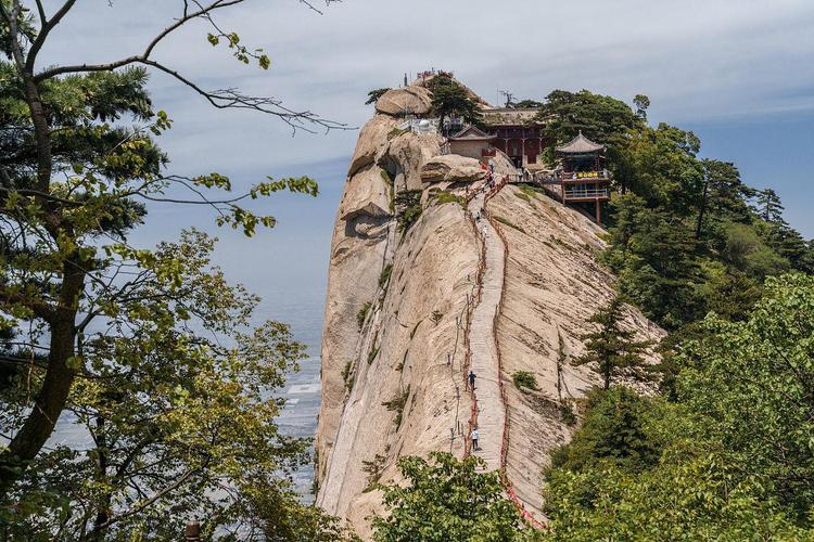 华山,险峻奇峰，历史文化的璀璨明珠