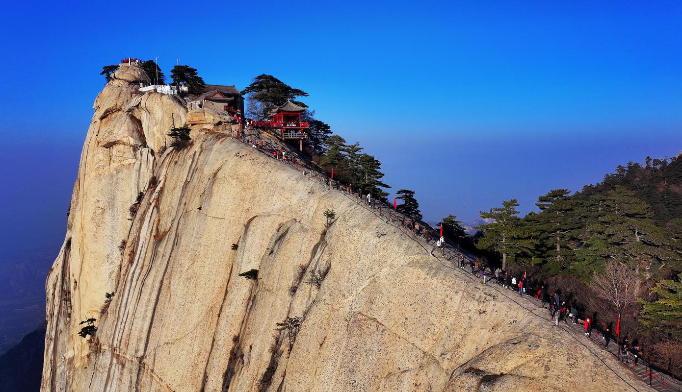 华山奇峰竞秀，登临绝顶赏天下美景_华山著名景点探秘