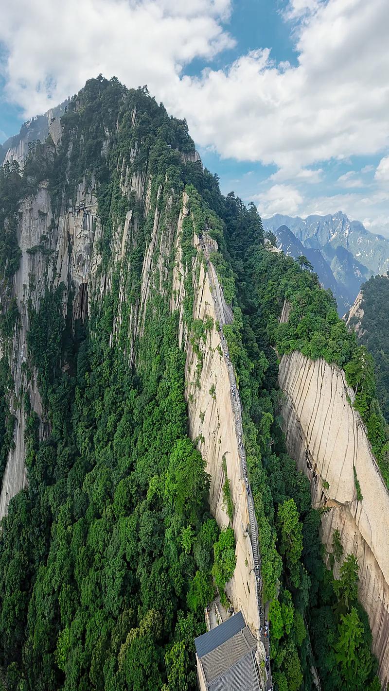 华山，险峻奇绝的自然奇观  第2张