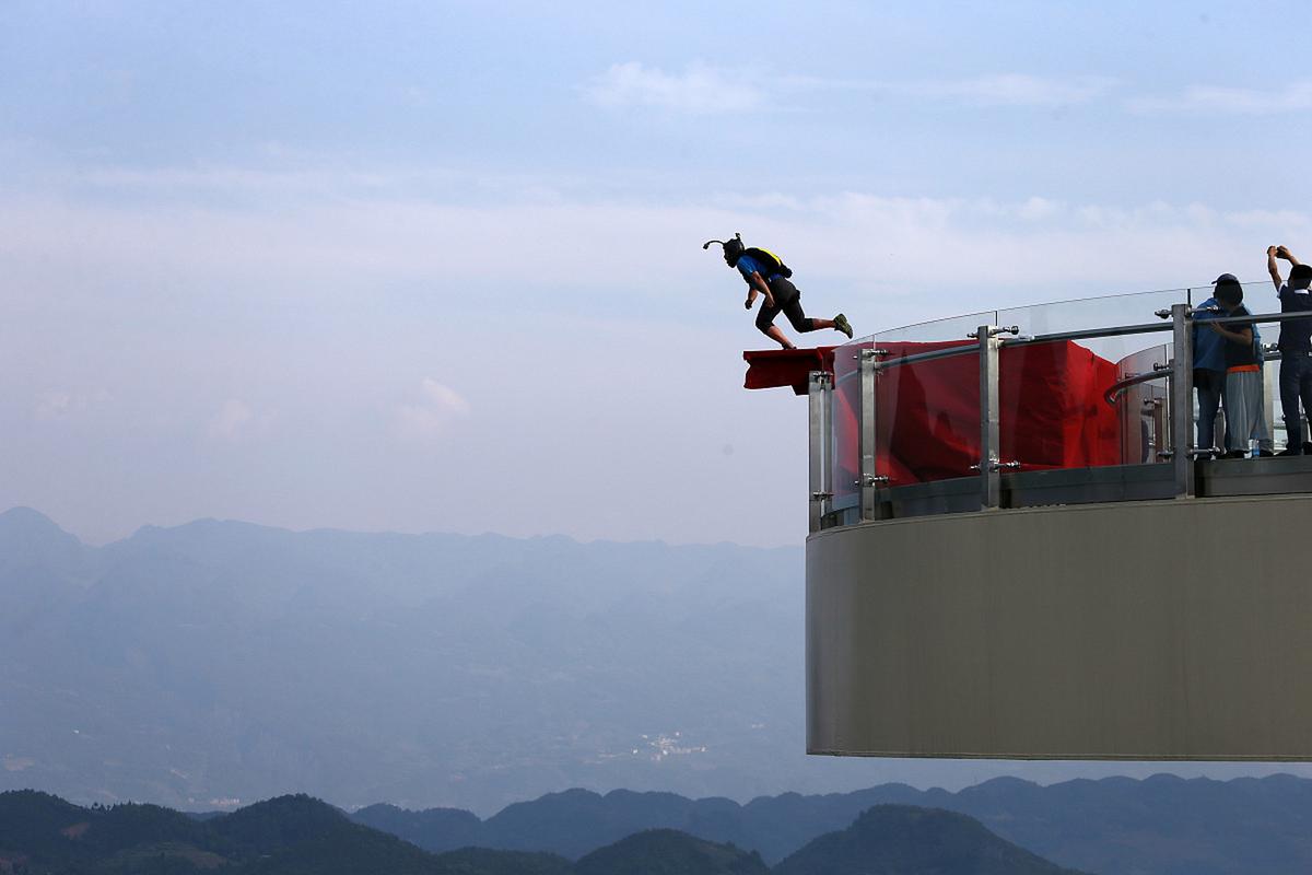 云端漫步，挑战极限_介绍高空攀爬景点魅力