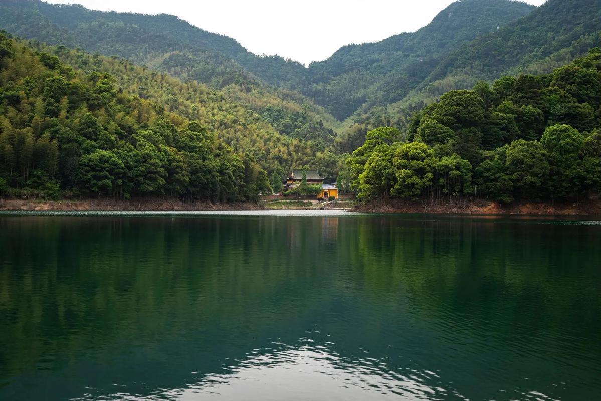 佛寺水库,宁静山水间的一抹禅意