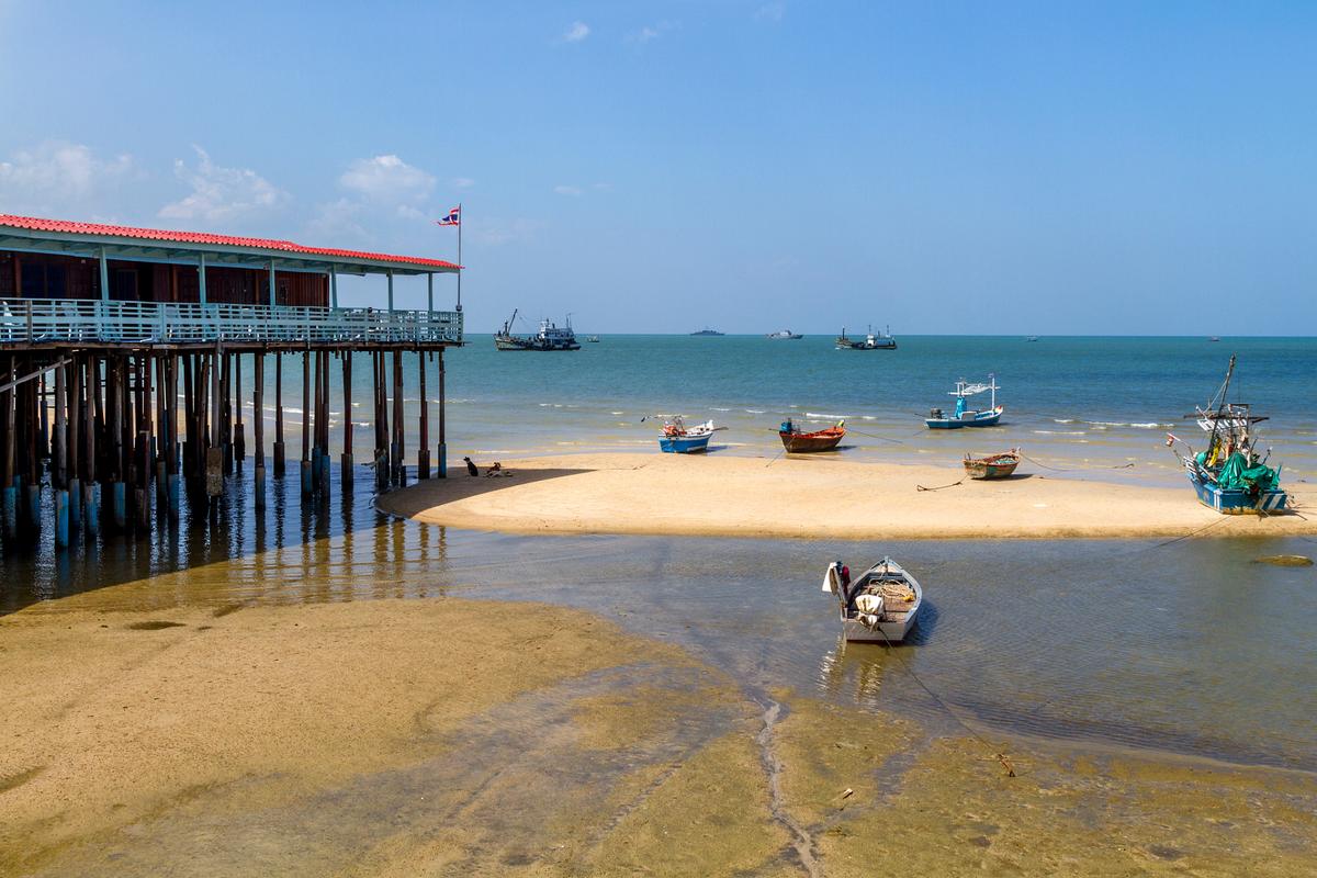 侨港海滩,碧海蓝天下的休闲胜地