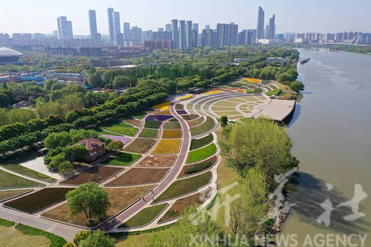 南京滨江花园,都市中的绿洲，历史文化与现代生活的完美融合