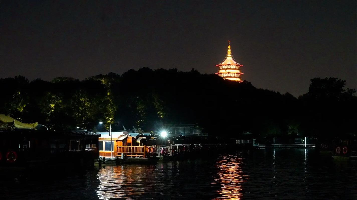 夜幕下的西湖,周边景点浪漫之旅