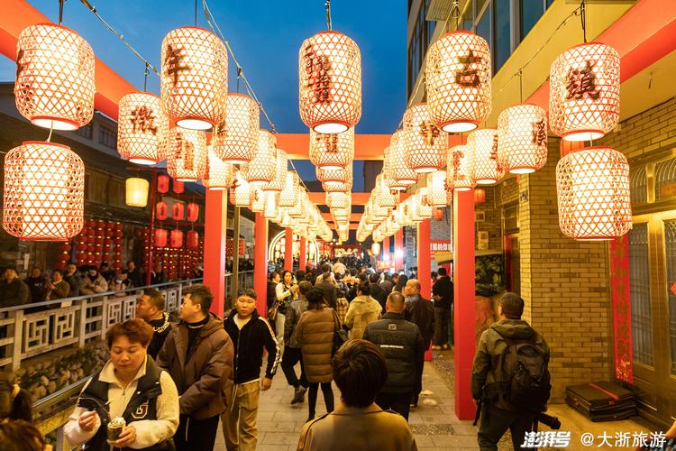 夜幕下的魅力,探寻景点新晋摆摊项目，感受民俗风情