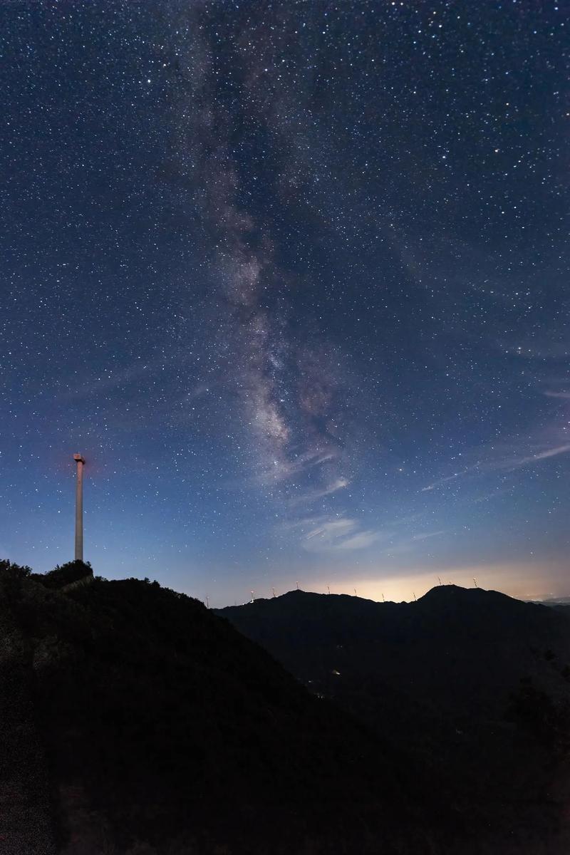 夜幕降临，中村景点的璀璨星空与诗意画卷