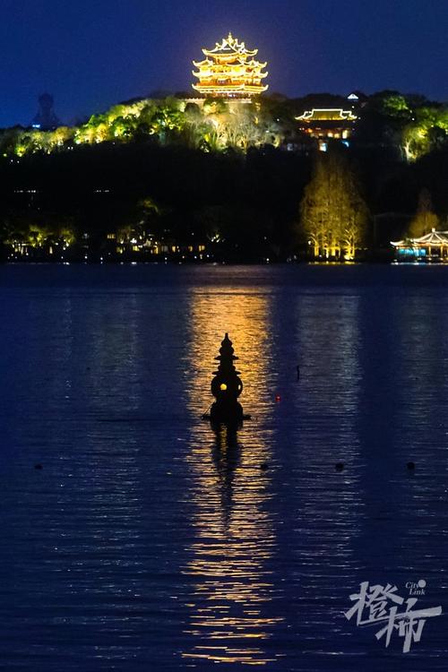 夜游西湖，领略古韵今风_一场浪漫的江南水乡之旅