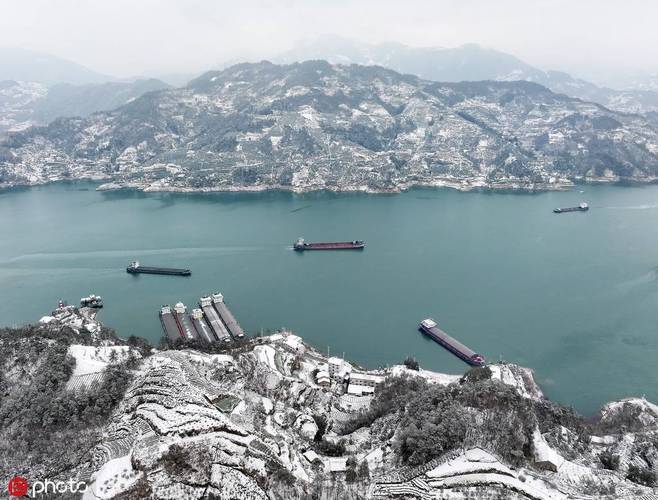 奉节冬日胜境,探秘三峡冬日秘境，感受冰封雪锁的壮美风光