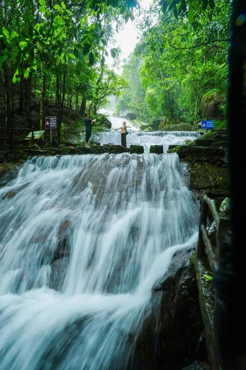 安岳山间水沟,介绍自然奇观，感受山水魅力