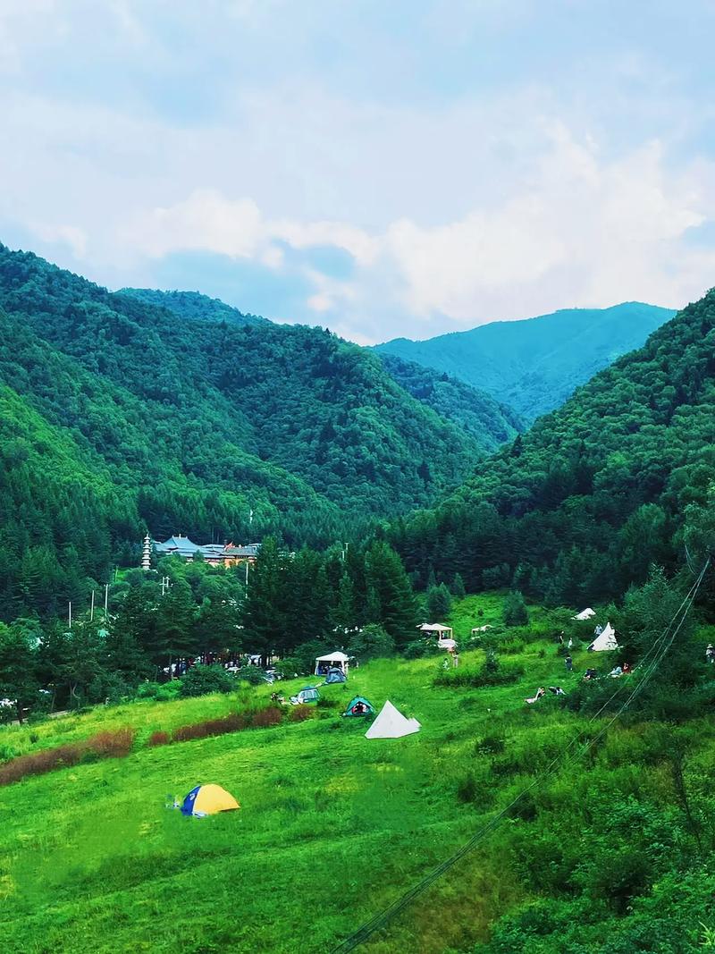 官滩沟,探寻自然奇观，体验山川之美