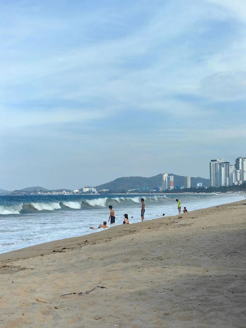 广州唐家湾沙滩,阳光、海浪、沙滩，尽享海滨风情