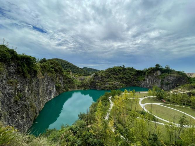 探寻长沙岳麓区矿坑,历史的印记，自然的瑰宝