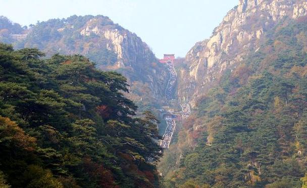 泰山广场,历史与现代交融的旅游胜地  第2张