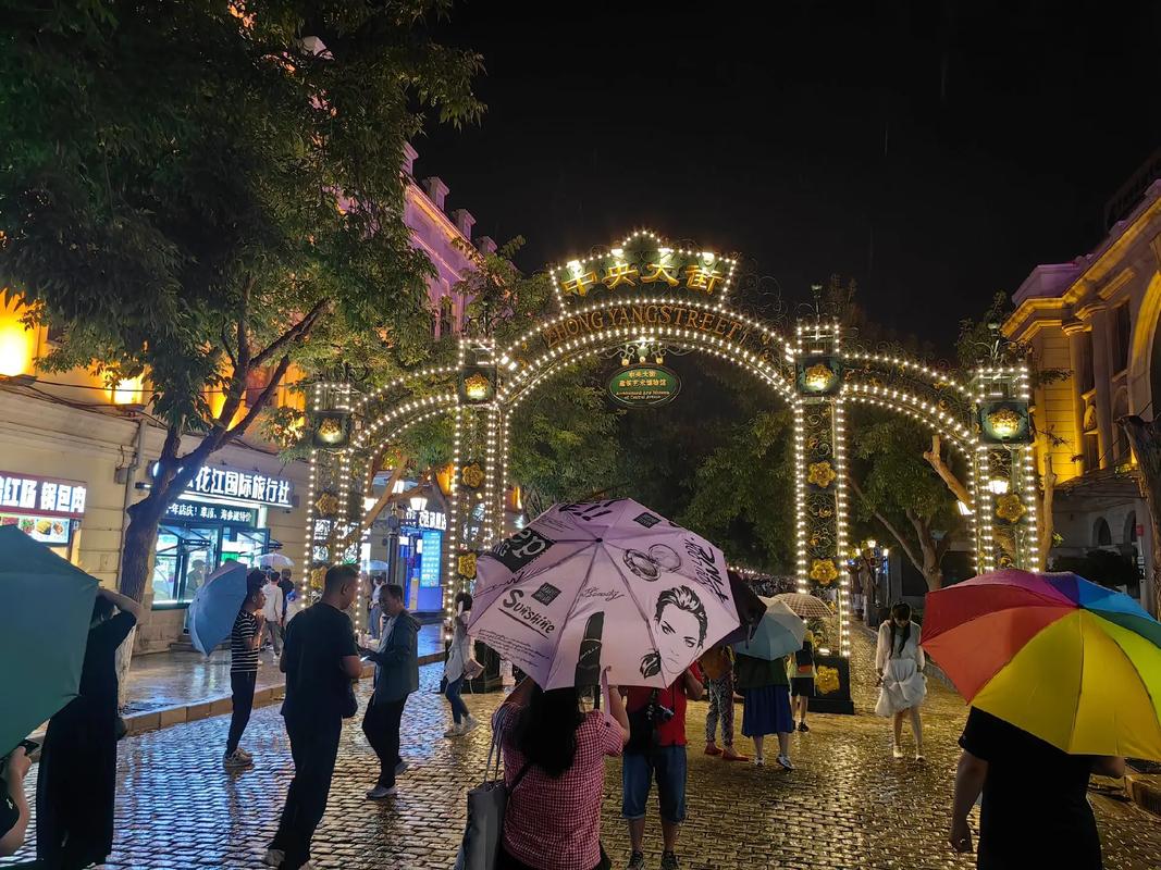 漫步哈尔滨雨天街头，感受冰城水乡的独特韵味