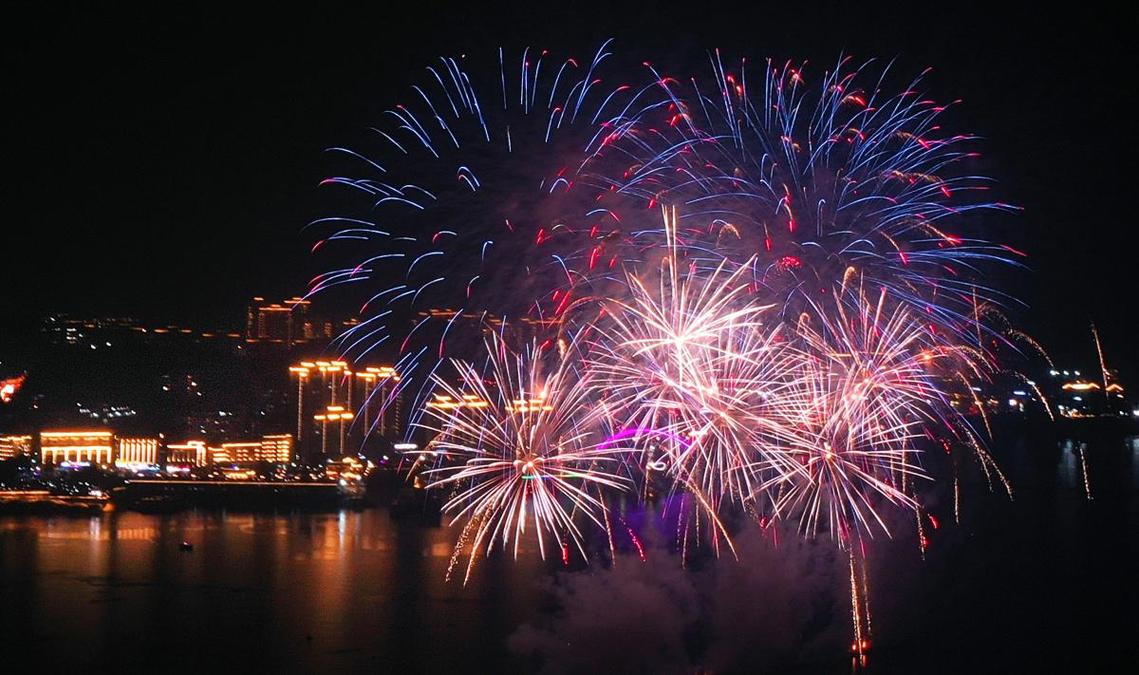 璀璨夜空下的烟火盛宴_青岛烟花景点攻略