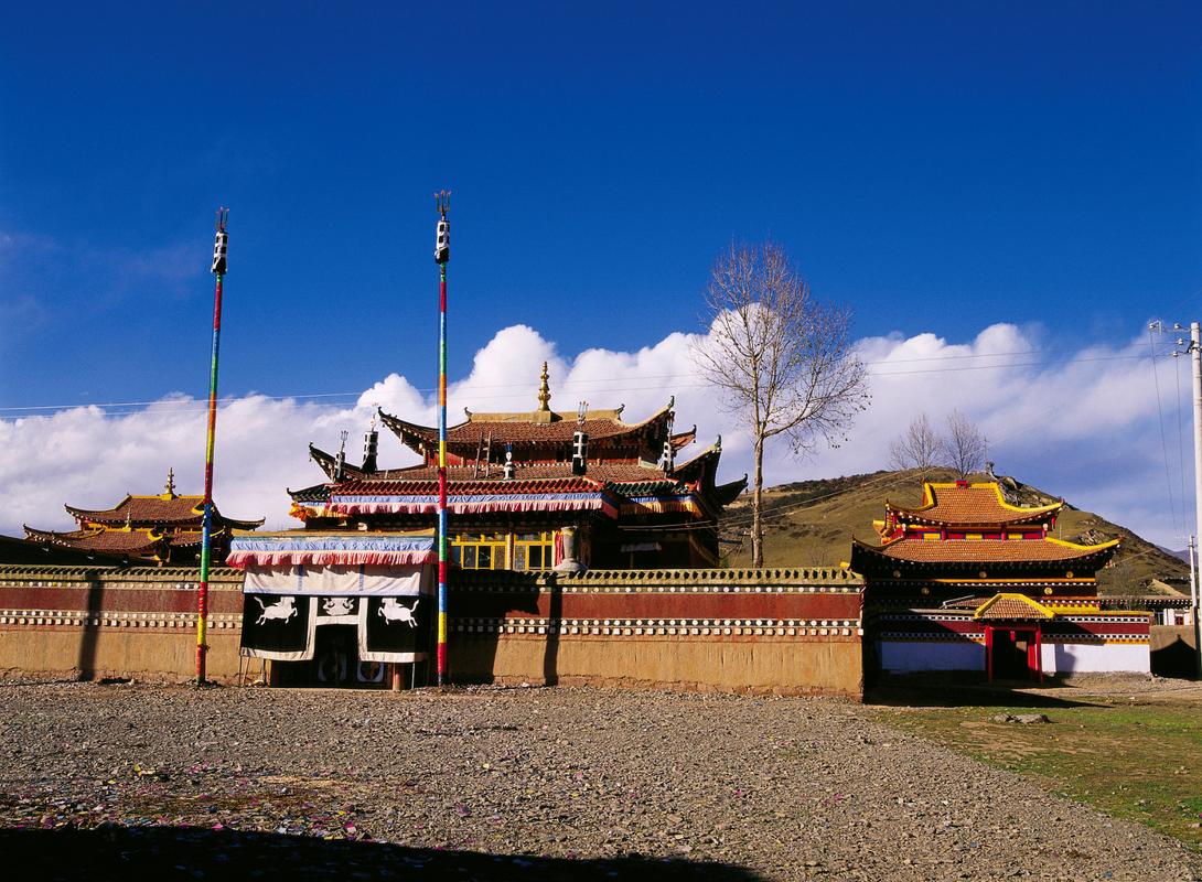 甘孜寺,千年古刹，藏传佛教的圣地之光