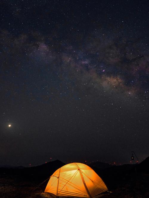 甘孜星空露营,探寻藏地夜空，感受宇宙的宁静与壮美