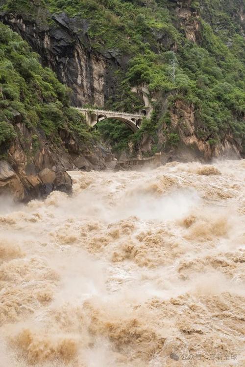 畅游虎跳峡，体验激情四溢的漂流之旅