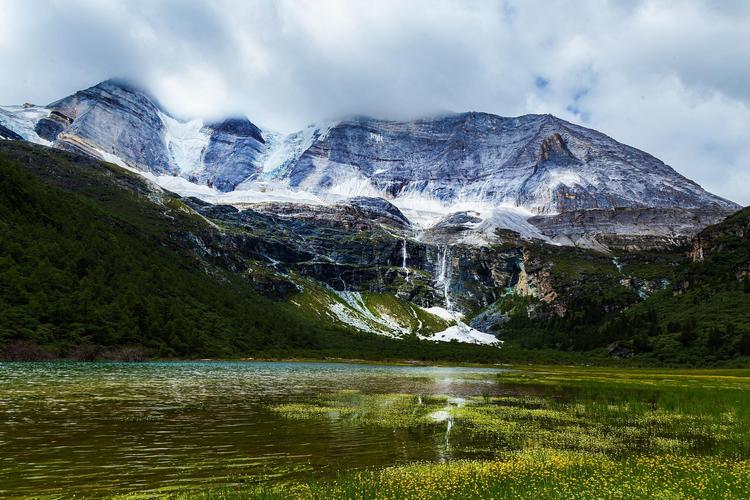 稻城亚丁,雪域高原的圣地，心灵之旅的乐园