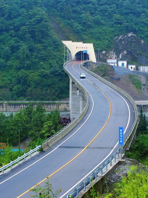 绵茂高速,穿越山川美景，体验川蜀风情之旅