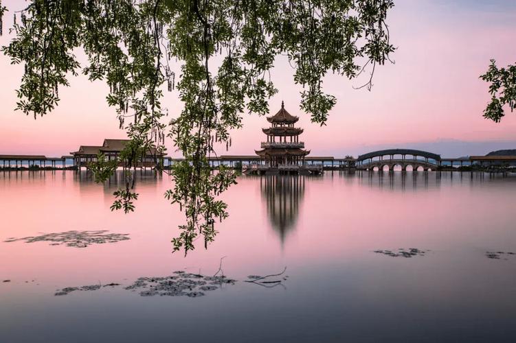 苏州太湖大堤,千年古堤，自然与历史的交融之地