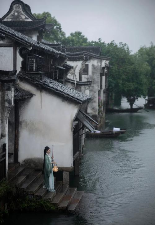 雨后古镇，岁月静好的时光画卷