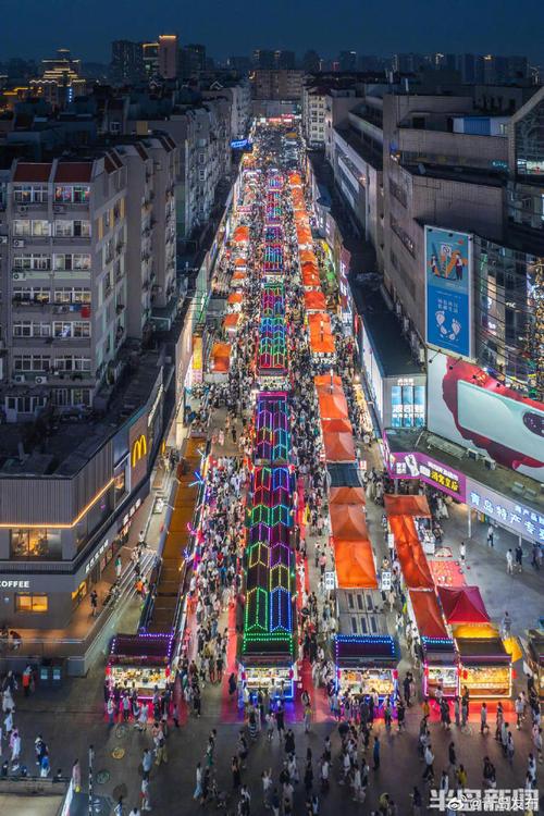 青岛台东夜市,繁华街头的市井生活画卷