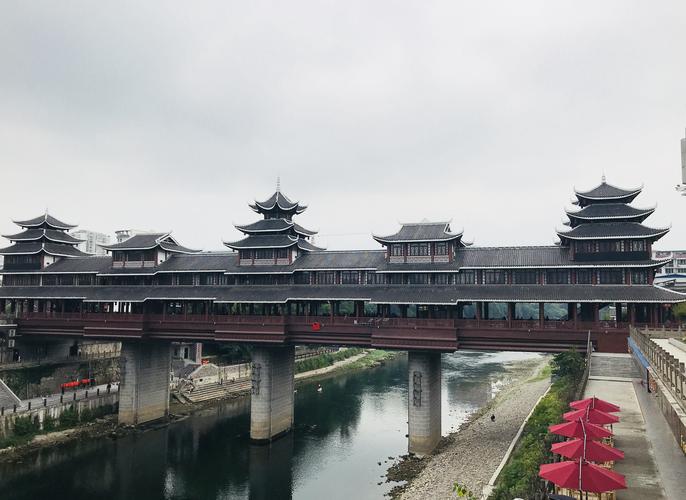 风雨桥,跨越时空的古老桥梁，见证历史的沧桑巨变