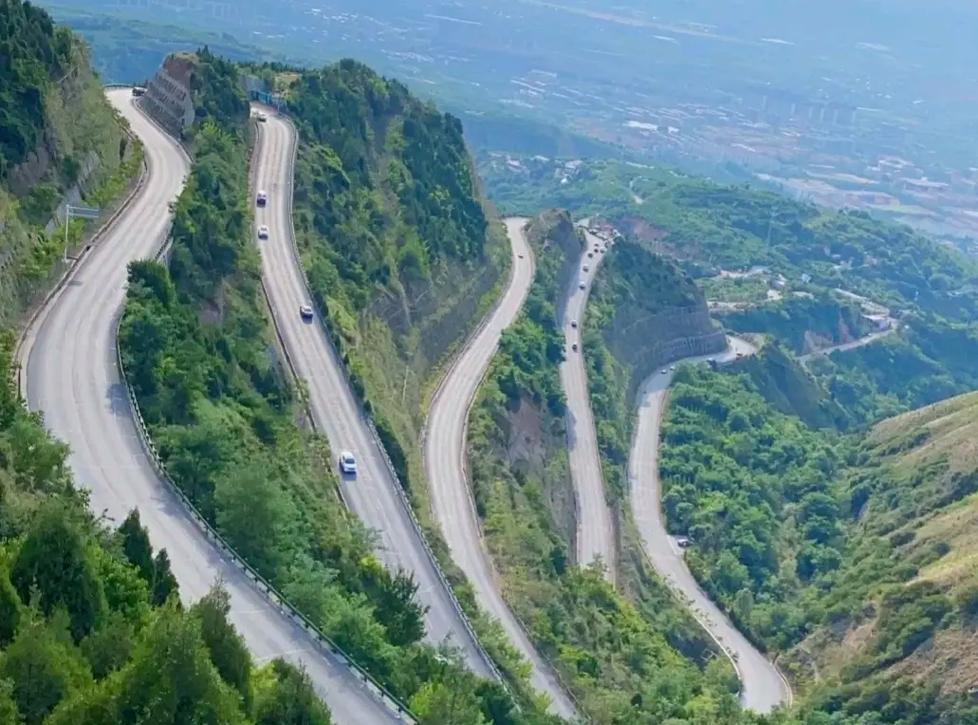 骊山路边,历史与现代交织的风景线