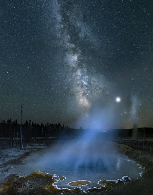 黄石夜色，璀璨星空下的地质奇观