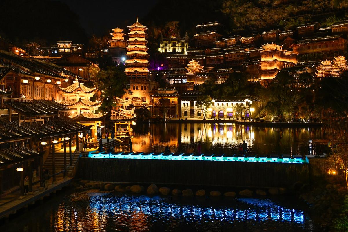 夜幕降临，岑巩美景如画_探寻贵州岑巩的璀璨夜景