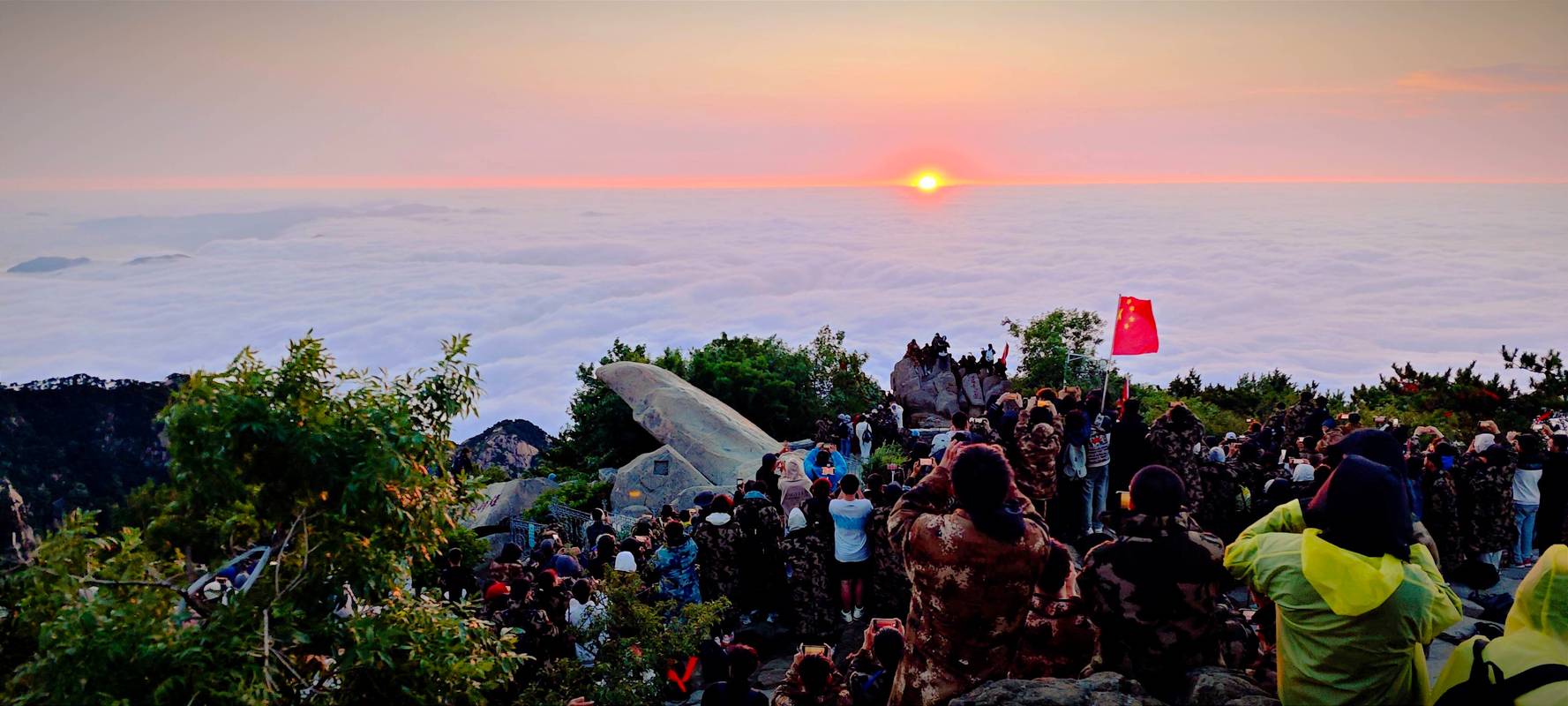 太山日出,壮美奇观，唤醒心灵的自然颂歌