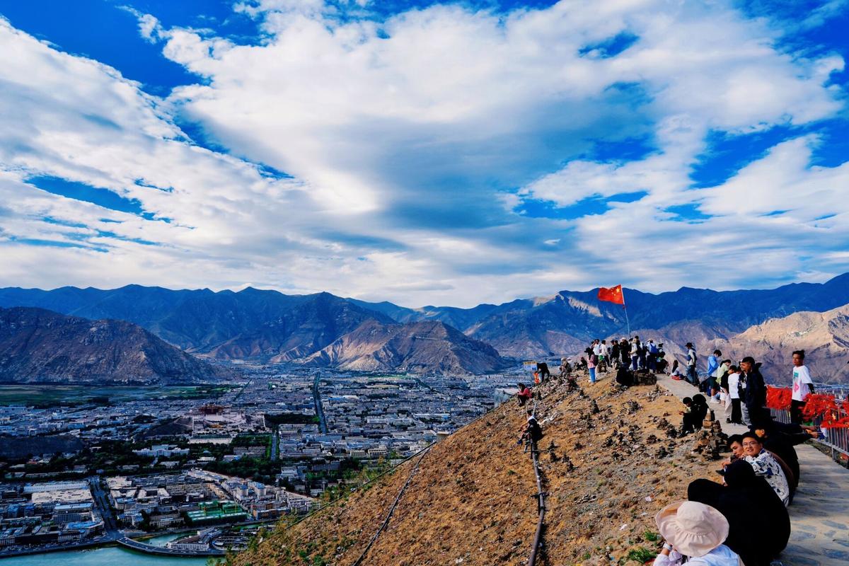 拉萨南山,探寻信仰与自然的和谐共鸣之地