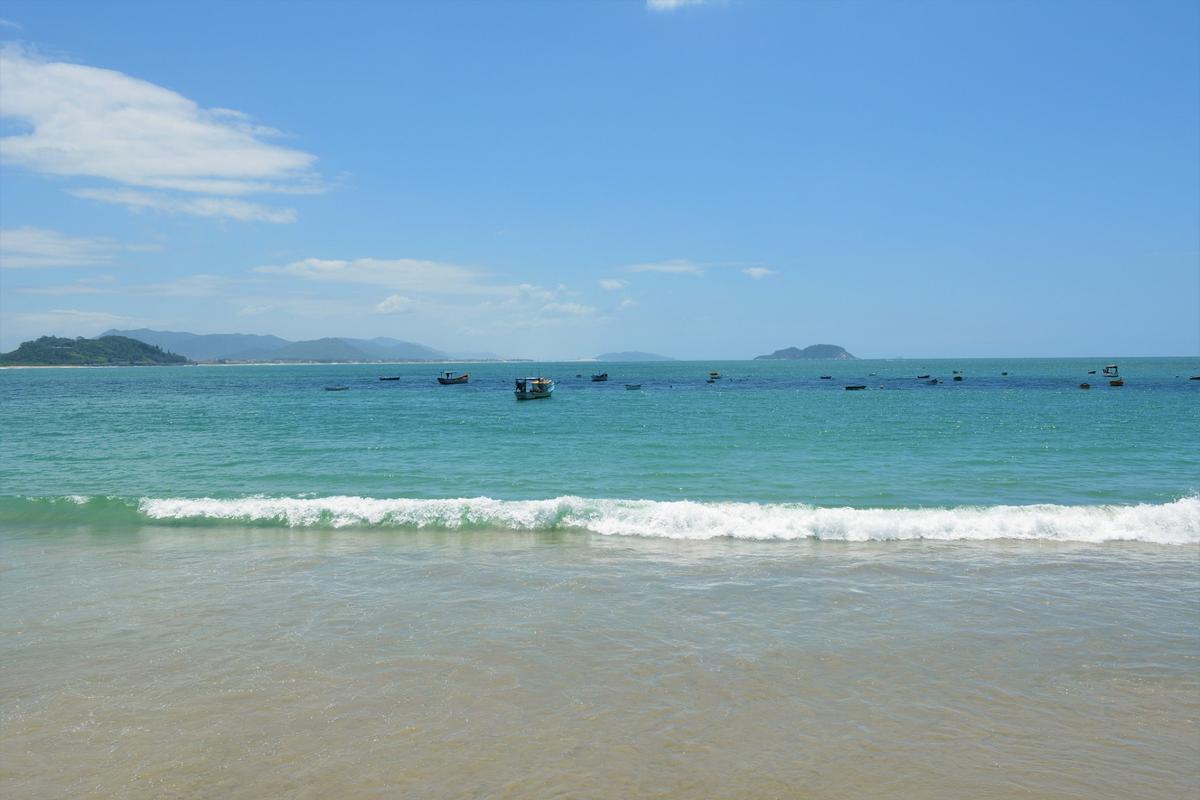 花都沙滩,海南岛上的碧海蓝天，尽享度假天堂之美