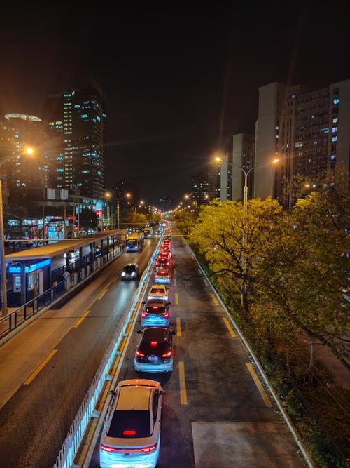 夜幕下的璀璨,蓝天夜景，点亮城市之光