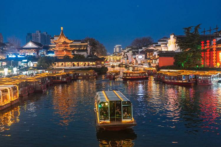 夜游鼓楼,南京古都韵味盎然的璀璨夜景