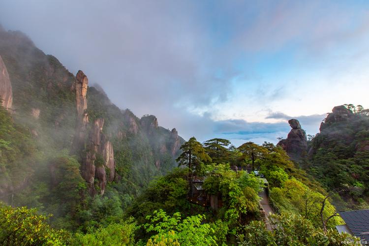 江西旅游景点哪些适合带老人和小孩一起出去玩的，江西适合老人去的旅游景点有哪些。