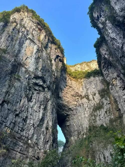 白石崖景点怎么游玩，崖洞旅游简介。