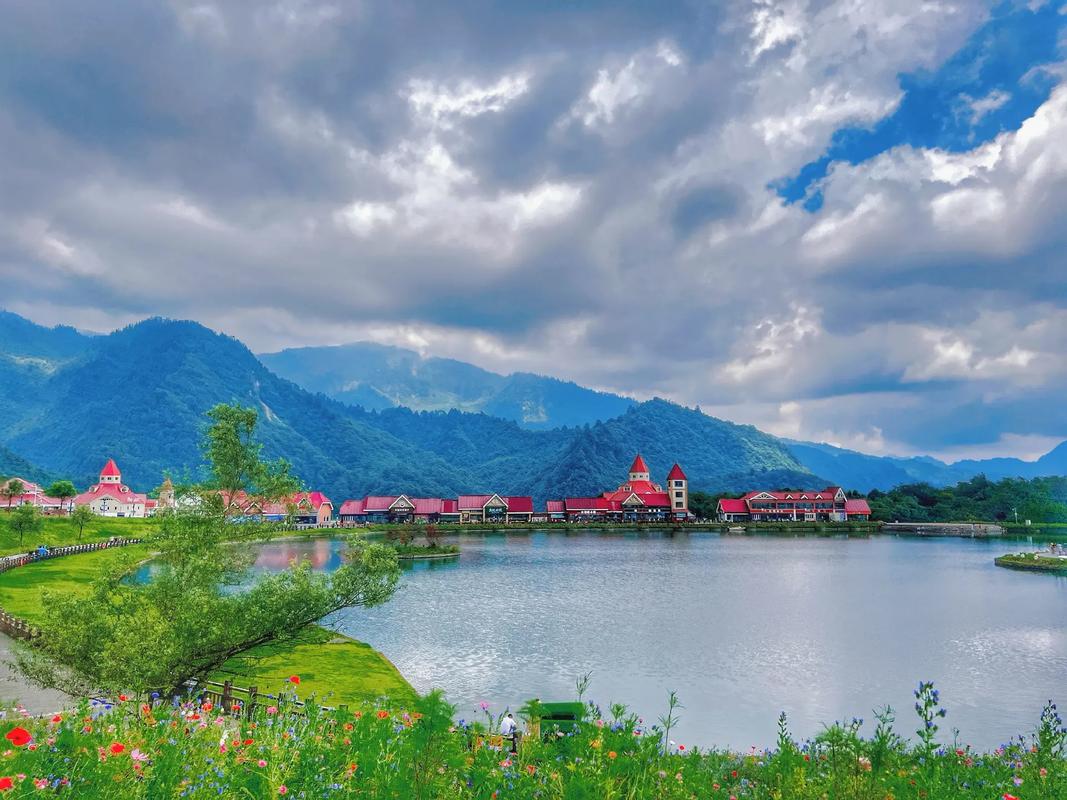 西岭雪山的夏天如何，红石景区。