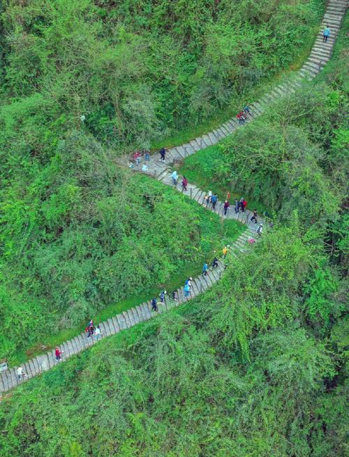 地心谷景区适合穿裙子吗，漂亮裙子旅游图片。